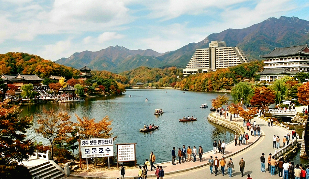 The view of 1994 Gyeongju bomun complex.